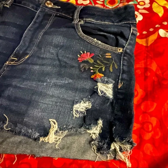 ✨🌺AEO NWOT Floral Embroidered Distressed Short Shorts🌺✨ - Picture 4 of 6
